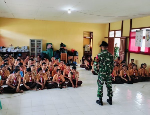 TANAMKAN JIWA DISIPLIN DAN BELA NEGARA, PRAJURIT SATGAS PAMTAS YONKAV 3/AC JAJARAN POS KOKI SSK II PIMPIN KEGIATAN SAKA WIRA KARTIKA DI SMPN 1 PURING KENCANA